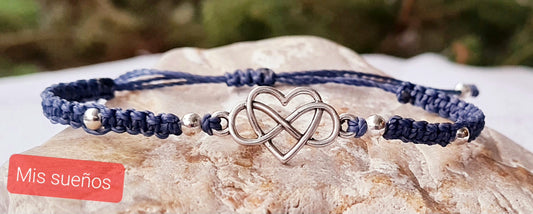 Makramee-Armband mit Unendlichkeitsherz