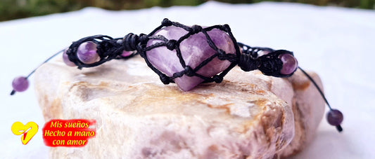 Makramee-Armband mit Amethyst