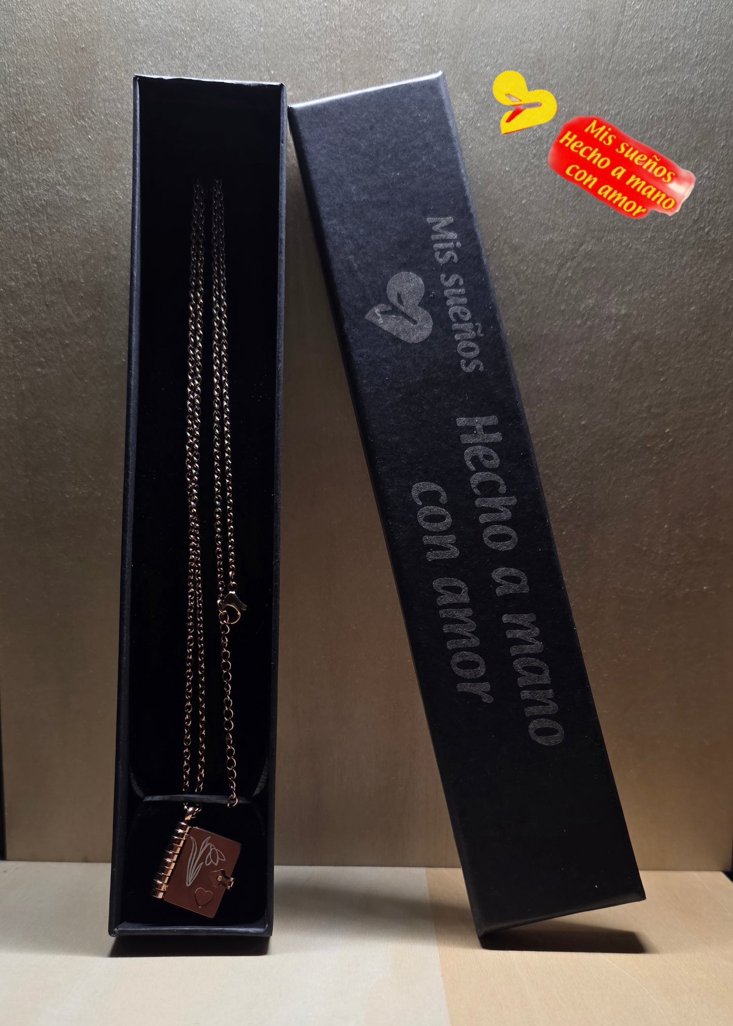 Medaillon Buch mit Gravur und Kette